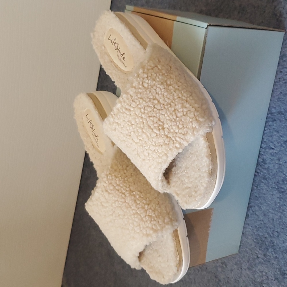 New Cute Fuzzy Sandals - Picture 2 of 7